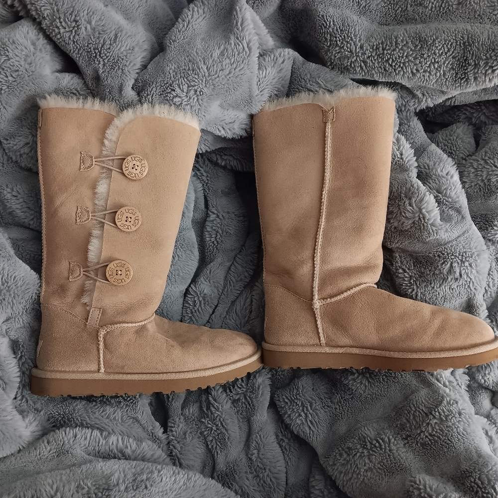 Uggs size 8 Bailey Button Triplet